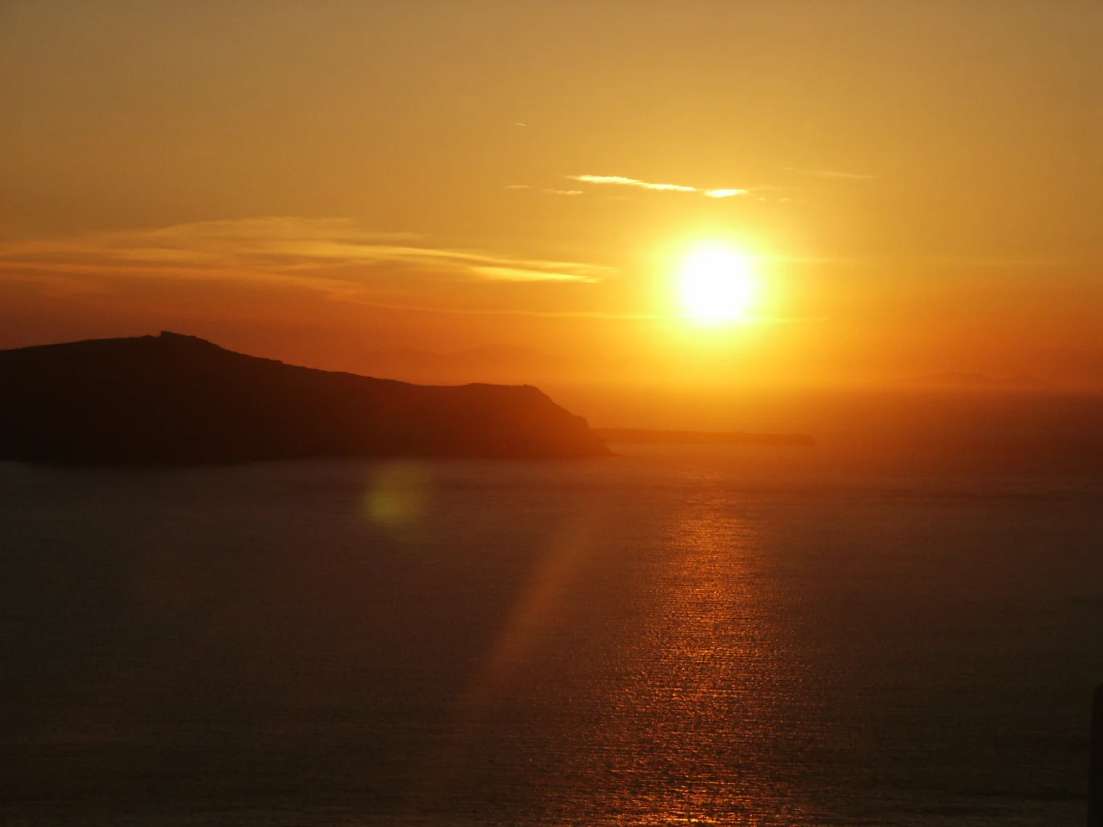 Zonsondergang boven zee — rust en balans op het werk